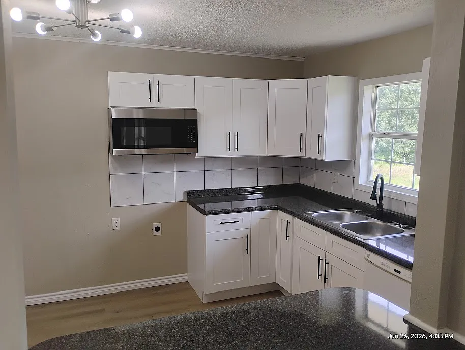 3 bed, 916 sqft, $1,300 — Photo 4