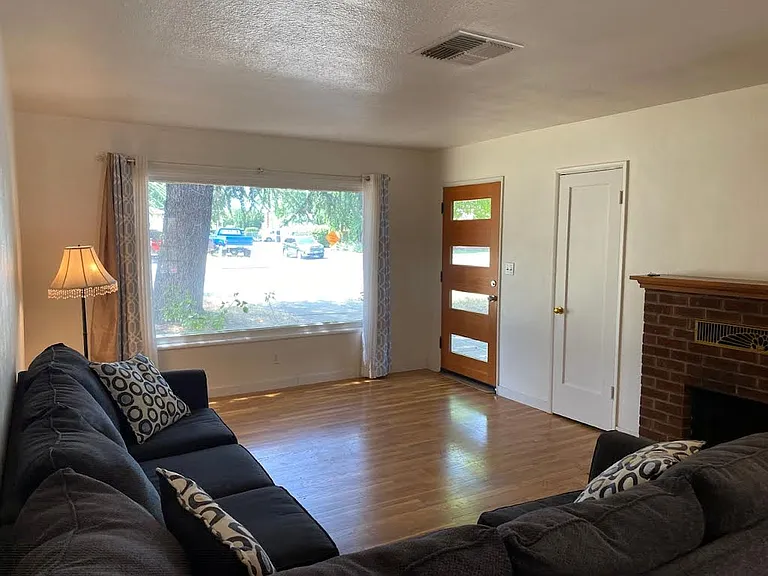 1042 Winchester Ave — Photo 6