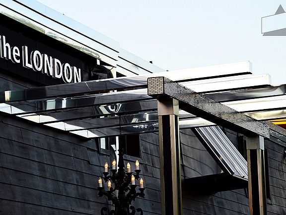 5601 Gaston - LONDON outdoor pergula and chandeliers
