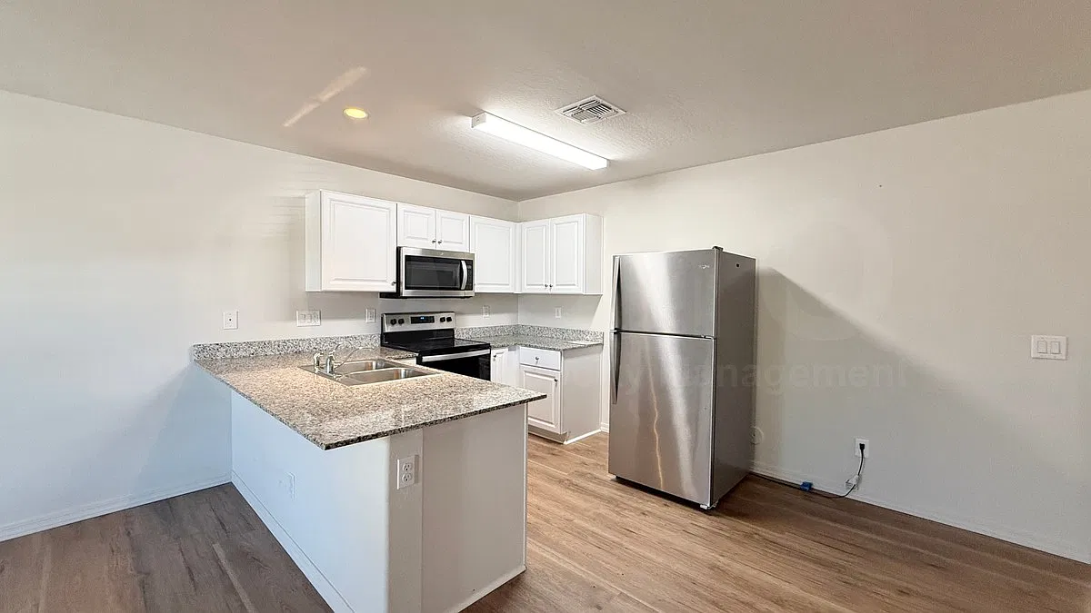 3 bed, 2.0 bath, 1002 sqft, $1,650 — Photo 4