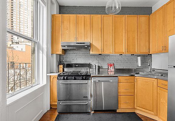 4th image of 452 W 44th St #2