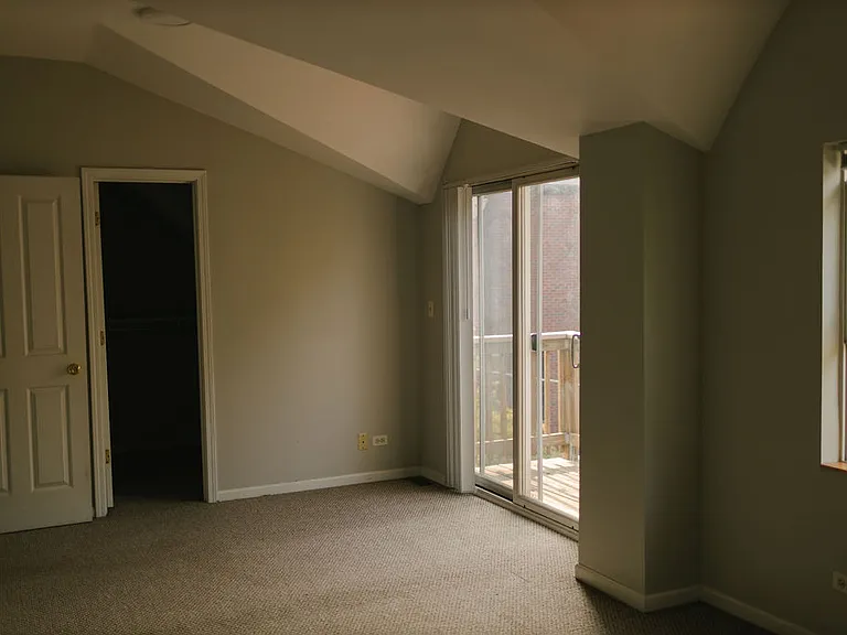 1901 W George St #COACH HOUSE — Photo 14