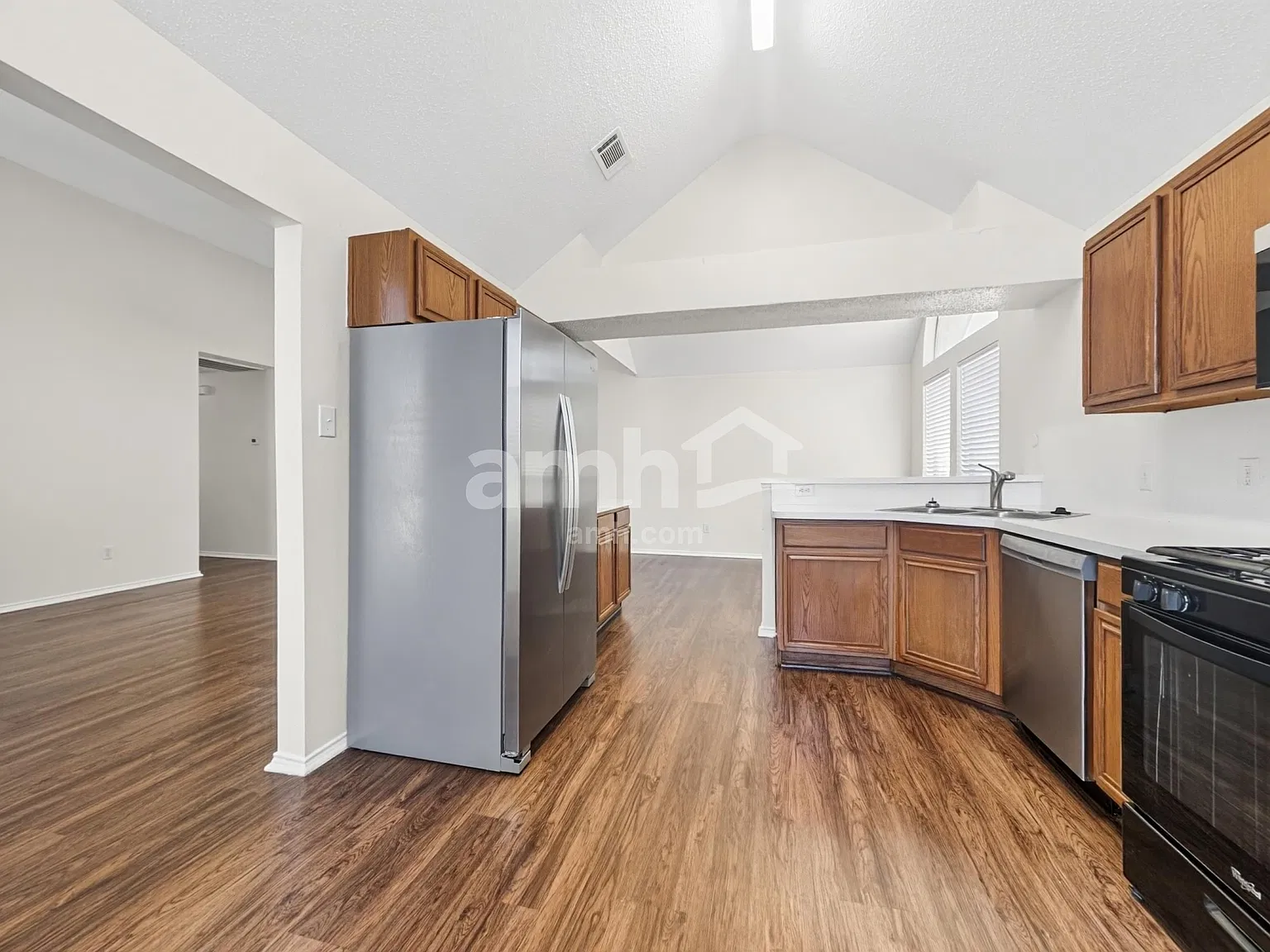 4 bed, 2.0 bath, 1800 sqft, $2,615 — Photo 4