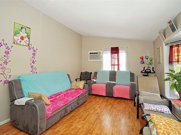 4th image of 28 Roosevelt Ave