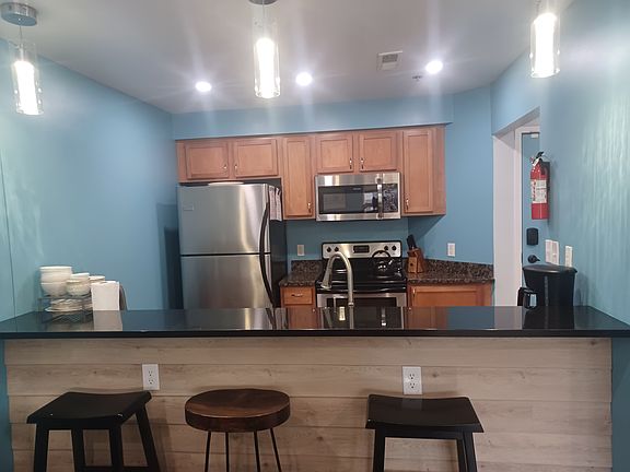 Easy to entertain and prepare meals in fully stocked kitchen. The spacious breakfast bar seats up to 3 guests.