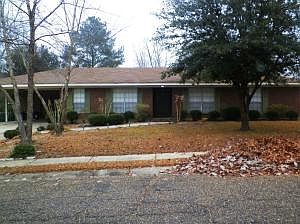 3rd image of 15 Clairmont Cir