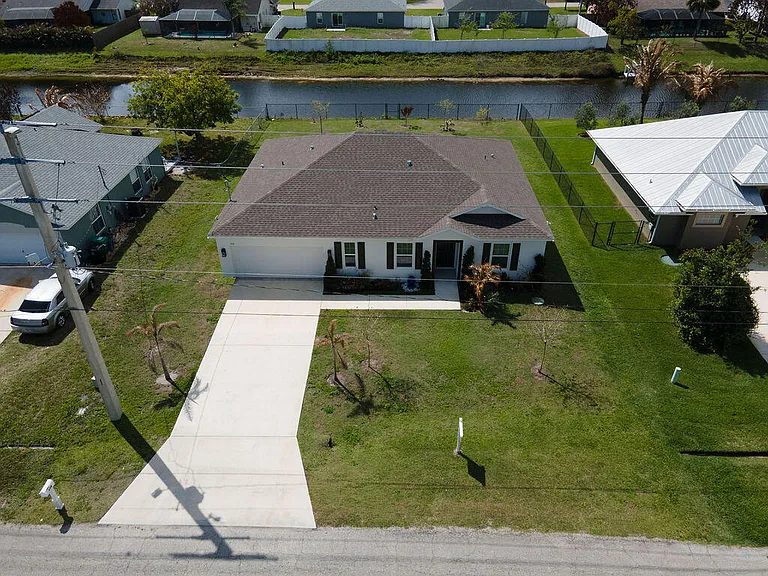 138 SW Carter Ave — Photo 2