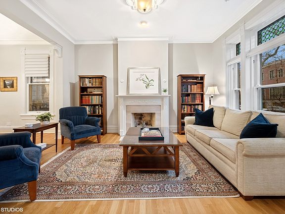 3rd image of 2025 N Kenmore Ave