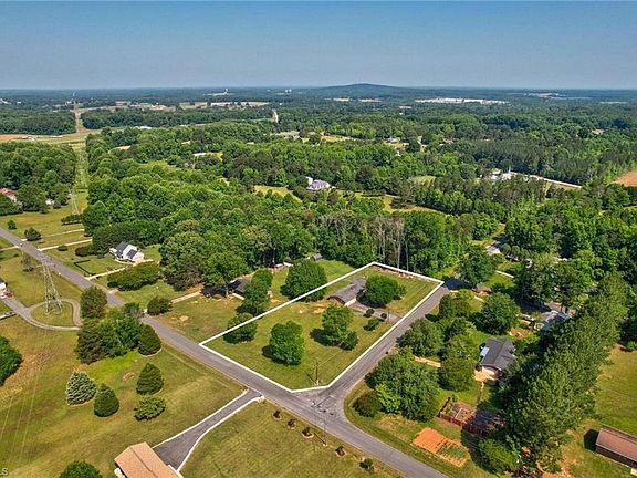 4th image of 1270 Country Hill Dr