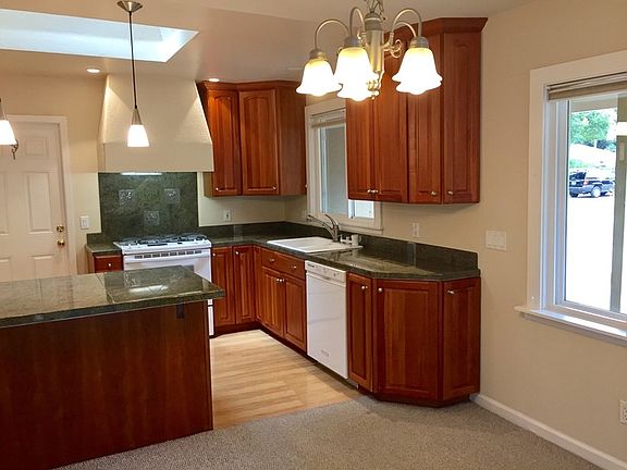 4th image of 345 Gladys Dr