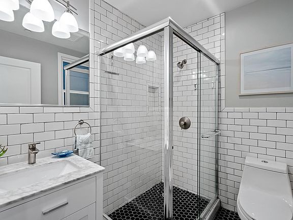 5th image of 769 Pine St