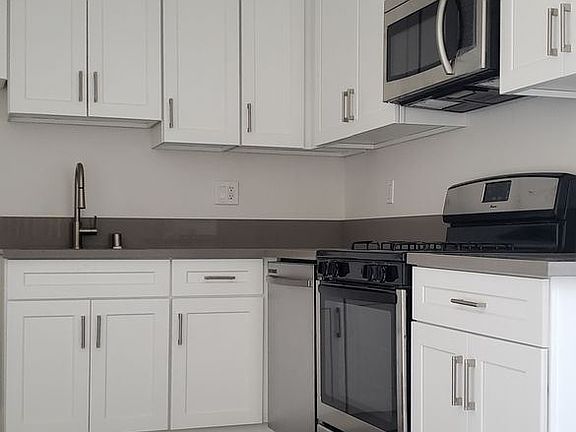 4th image of 4540 Hazeltine Ave #11