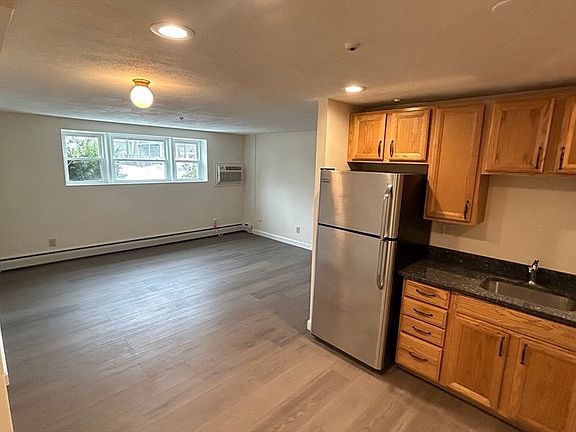 4th image of 114 Willard St APT 4