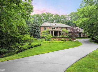 2000 Touraine Dr, Rochester, MI 48306