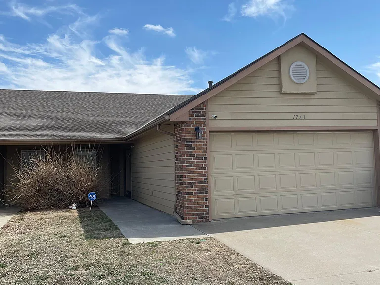 1713 Clover Dr — Photo 1