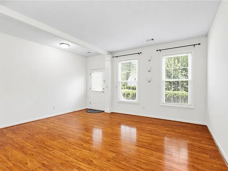 490 Chippenham Ct — Photo 7