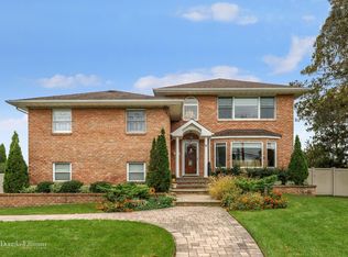 9 Chelsea Dr, Syosset, NY 11791