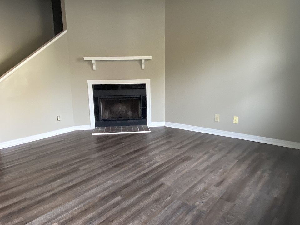 1st image of 102 Kingsbury Ct