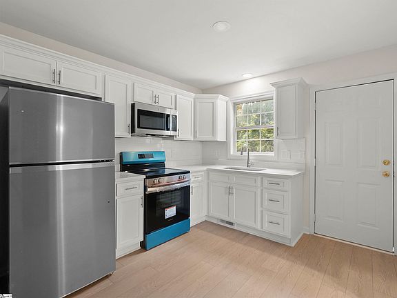 5th image of 109 Laurens Ct