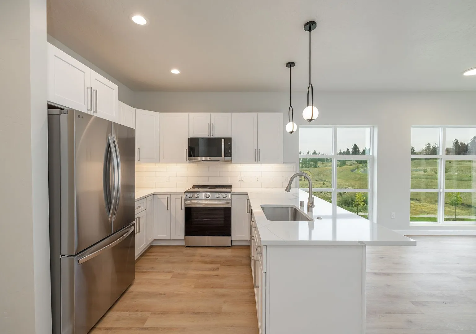The Vistas Townhomes - 4414 North Dearborn Drive — Photo 2