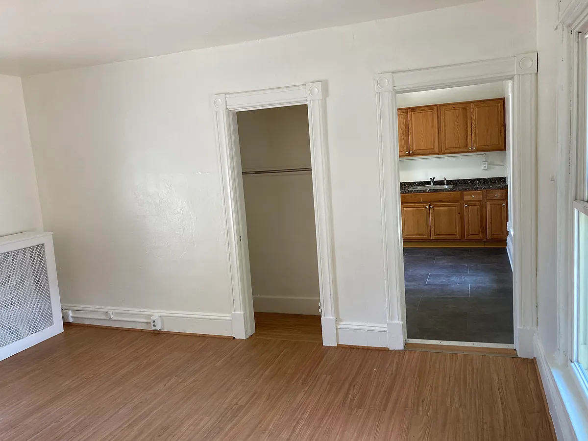 Building Photo - 30 Foxhall Ave #2