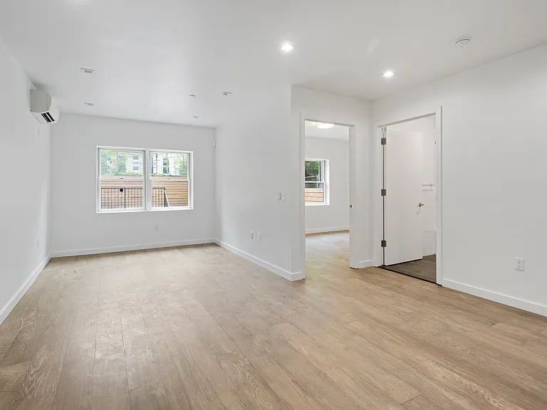 773 Hart St #1R — Photo 1