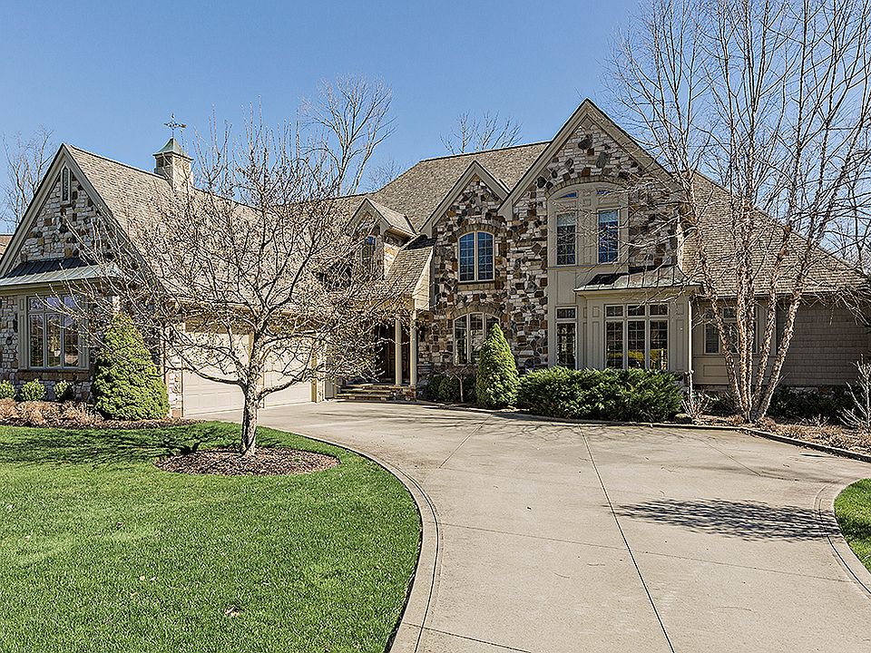 1st image of 7621 Capilano Dr