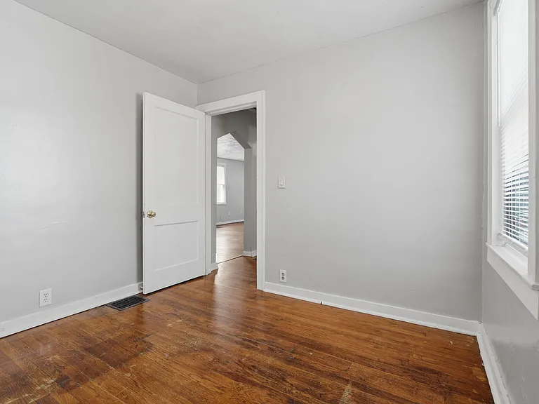 554 Buist St SW — Photo 16
