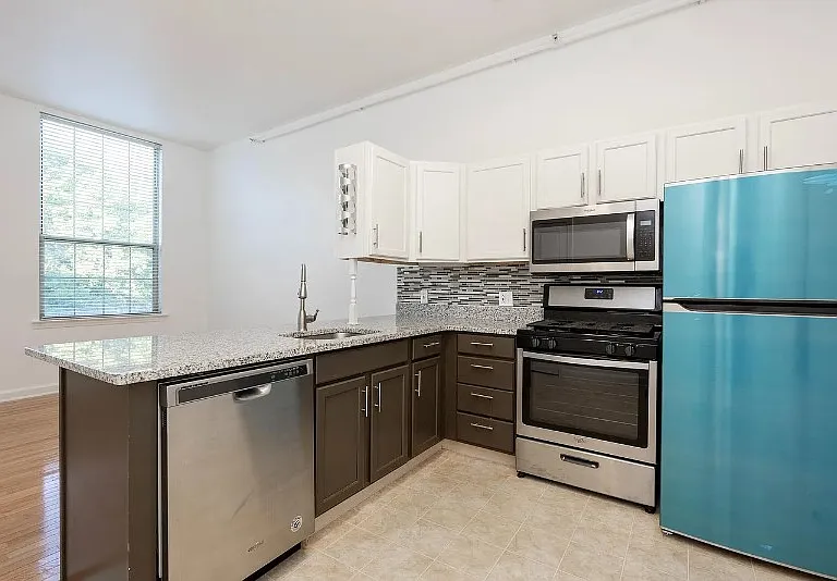 735 Washington St — Photo 5