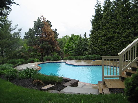 LANDSCAPED YARD W/POOL