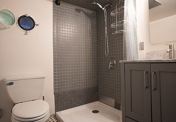 5th image of 372 Lafayette Ave #2F