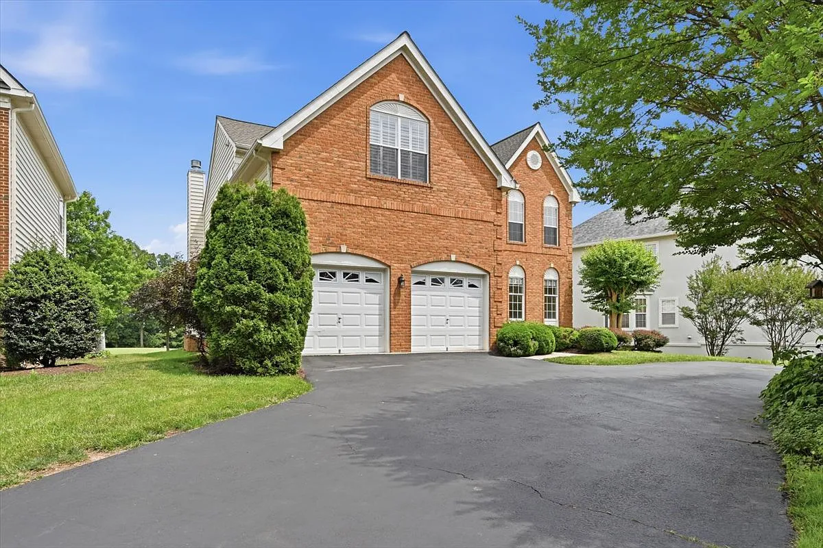4 bed, 3.5 bath, 4657 sqft, $4,599 — Photo 2