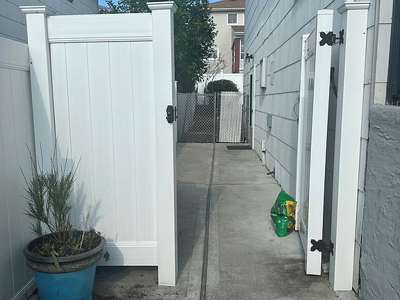 2nd image of 117 Rockville Ave #3
