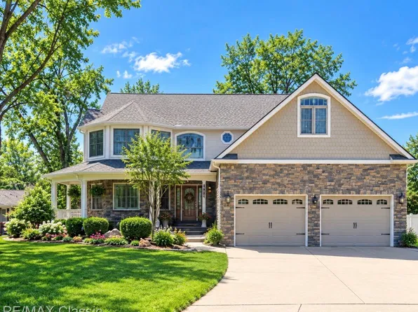 3631 Lakeview Dr, Highland, MI 48356