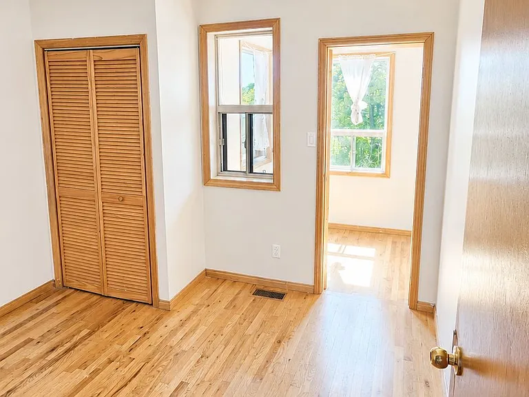 908 Ossington Ave #UPPER — Photo 5