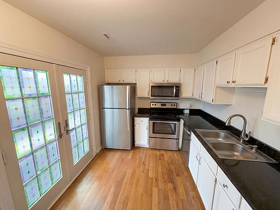 2nd image of 2861 Chateau Cir