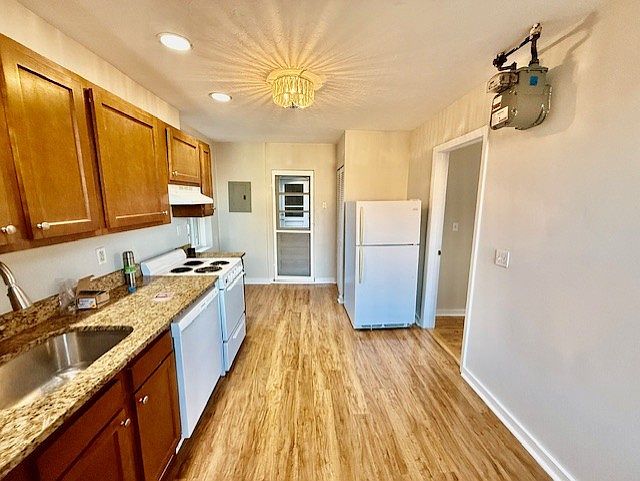 1st image of 224 Hanover St #16