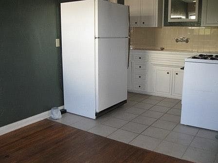 Dining area to kitchen