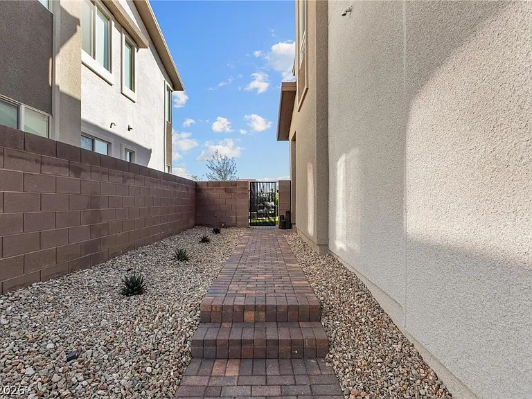 692 Echelon St — Photo 2