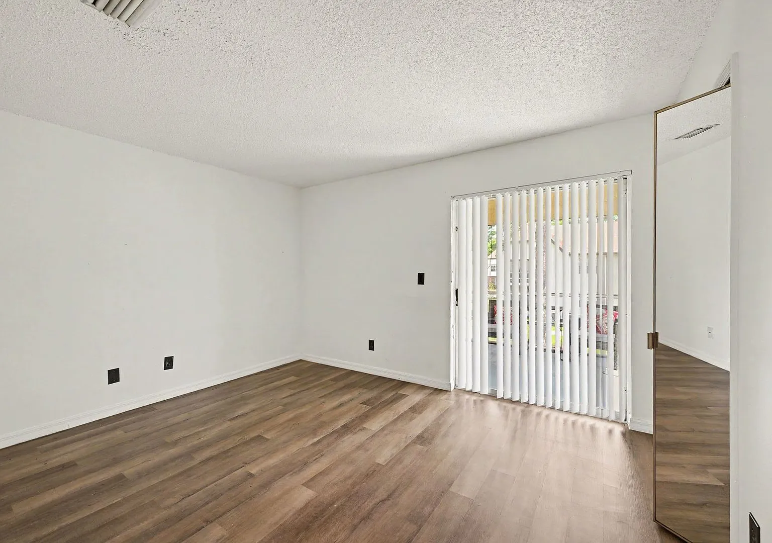 3111 sir hamilton cir — Photo 3