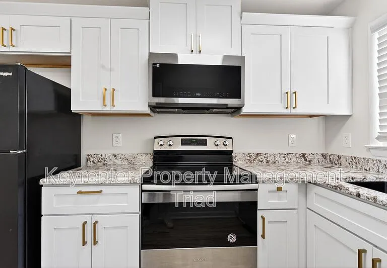 1821 W Meadowview Rd — Photo 2