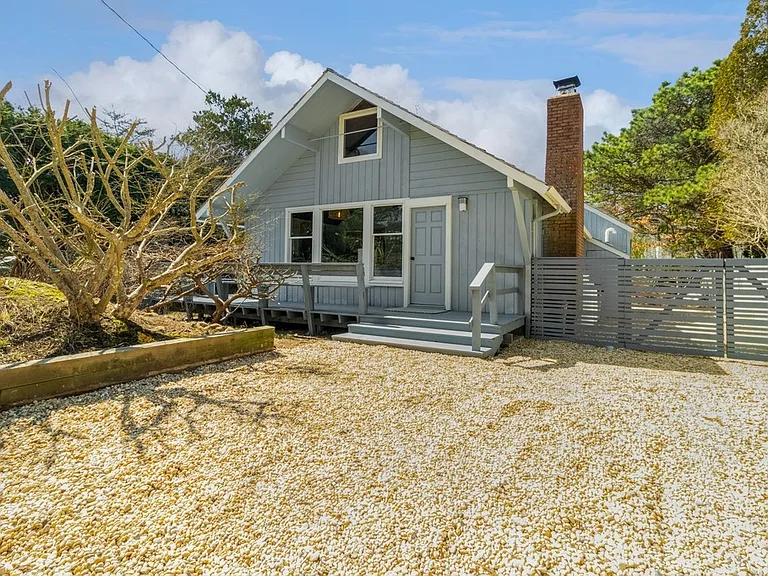 54 Hampton Ln — Photo 1