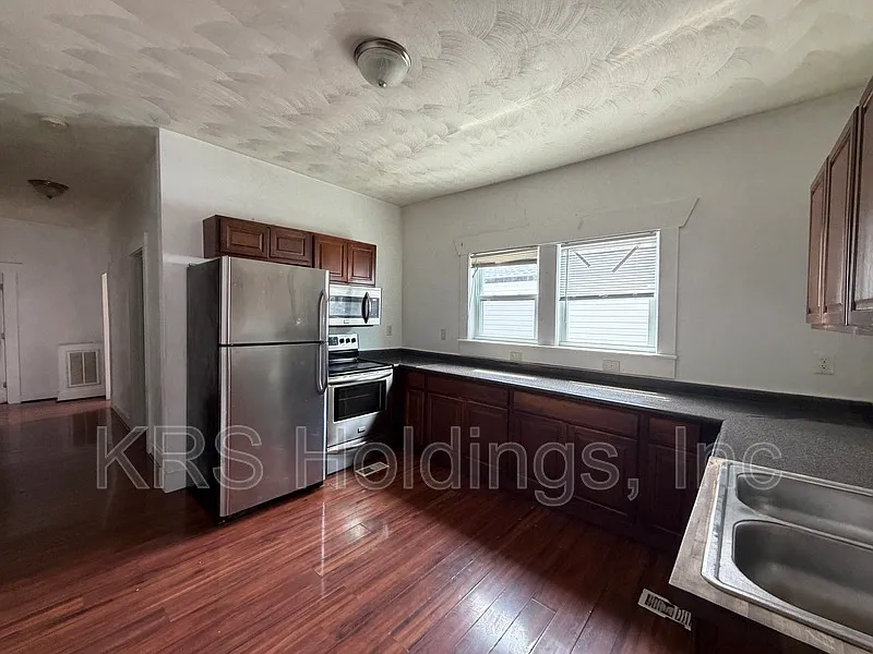 3 bed, 1.0 bath, 1200 sqft, $1,400 — Photo 3