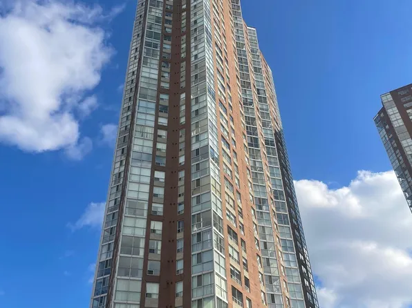 7 Concorde Pl #212, Toronto, ON M3C 3N4