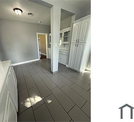 4th image of 4425 Munger Ave