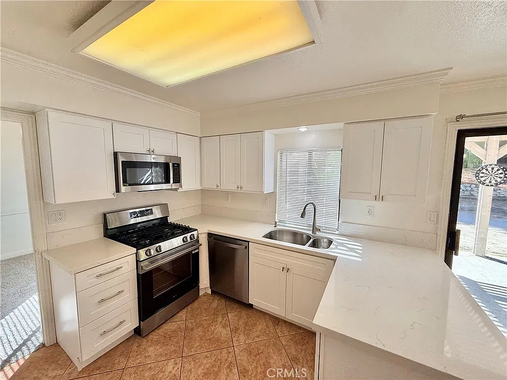 4 bed, 2.5 bath, 1640 sqft, $2,695 — Photo 2