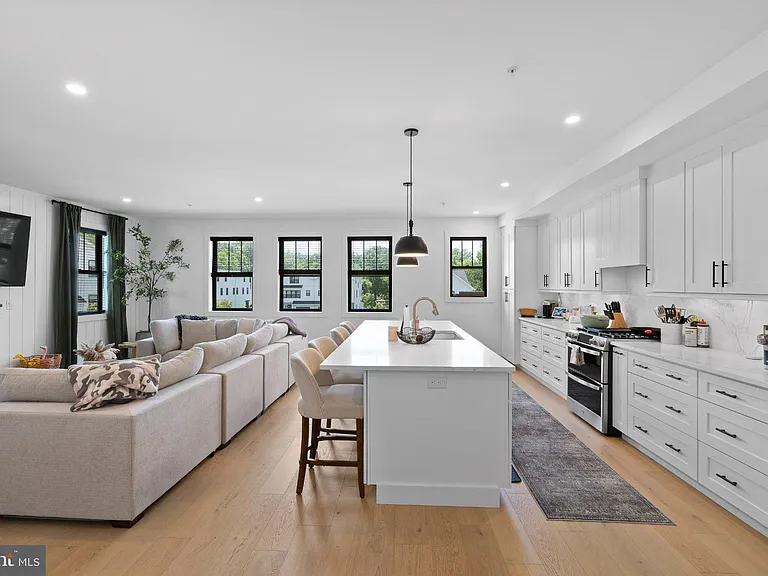 985 Henry Ave — Photo 8