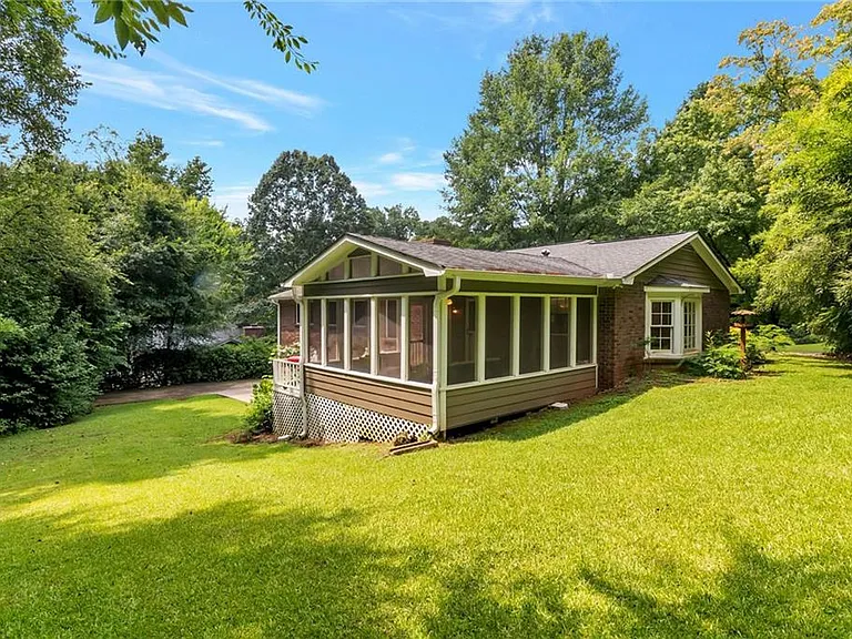 Edward Ct — Photo 21