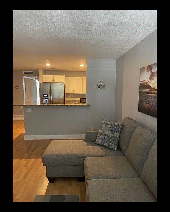 1st image of 2715 NE 49th St APT 207