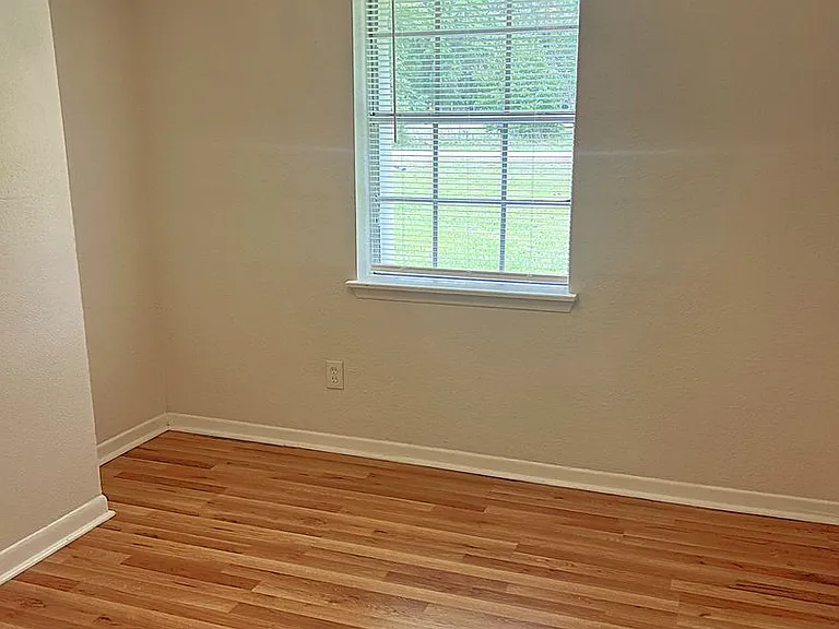 560 Beverly Dr — Photo 12